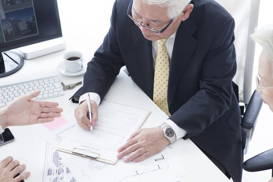 Sales staff are urging old couple to sign contract