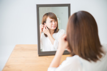 ピアスをつける女性（困る）
