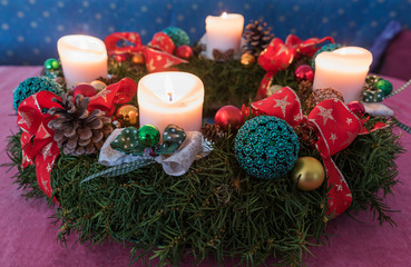 Adventskranz mit vier brennenden weißen Kerzen, am Weihnachtsabend