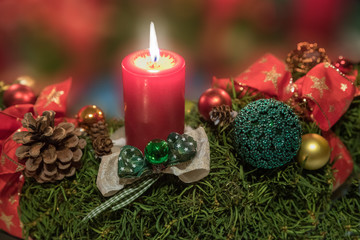 Nahaufnahme Adventsgesteck - romantischer Kerzenschein an Weihnachten