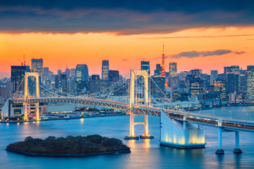 Tokio. Stadsbeeld van Tokyo, Japan met Rainbow Bridge tijdens zonsondergang.