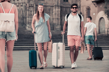 Obraz premium Travelers with baggage heading to hotel