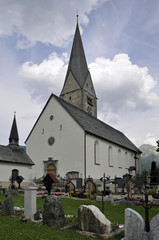 Fototapeta na wymiar friehof und kirche in mittelberg im kleinwalsertal