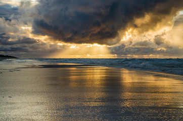Dramatyczny zachód słońca nad Morzem Bałtyckim © Dejan Gospodarek