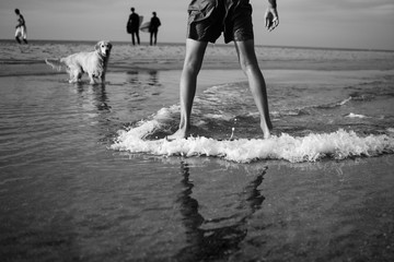 scène de vie plage skim board