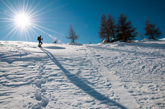 Escursionista in vetta sulla neve
