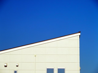 白壁と青空