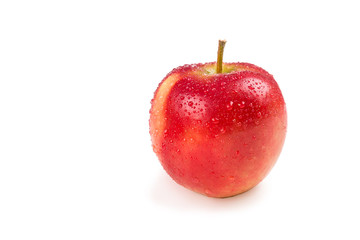 Roter Apfel mit Wassertropfen