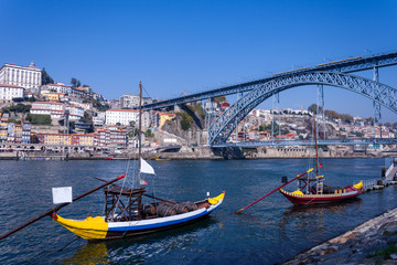 Fototapeta na wymiar Fluss und Brücke in Porto