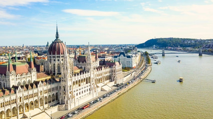 Fototapeta na wymiar Aerial footage from a drone shows the historical Buda Castle near the Danube on Castle Hill in Budapest, Hungary. Bridge on the river. Aerial view.