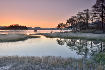 晩秋の風景・夜明けの湖畔