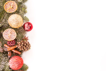 Weihnachtsdekoration mit Kugeln