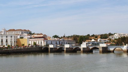 Fototapeta na wymiar Römerbrücke über den Fluss Gilao, Tavira, Algarve