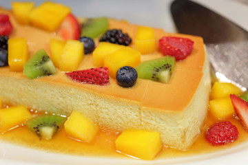 Custard cake topped with fresh fruit