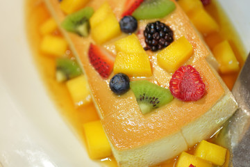 Custard cake topped with fresh fruit