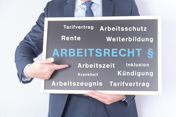 Anwalt mit Tafel zum Arbeitsrecht