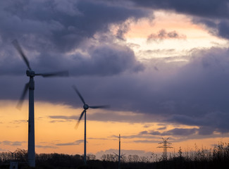Obraz premium Windkraftanlage bei Sonnenuntergang. Ostfriesland.17192.jpg