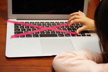 パソコン　子供の手　赤いバツ印　利用制限　ルールのイメージ