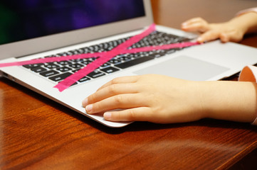 パソコン　子供の手　赤いバツ印　利用制限　ルールのイメージ