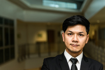 Obraz premium Portrait of Asian business man in the building in the evening