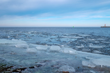 Eisschollen in der Hafeneinfahrt von Swinemünde/Polen