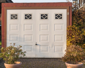 Weißes Tor einer Garage