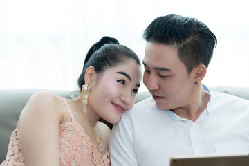 Obraz premium Happy asian couple in a new home