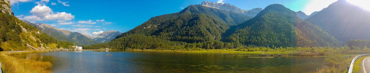 Obraz premium Beautiful landscape of a lake between mountains near Ainsa, Spain