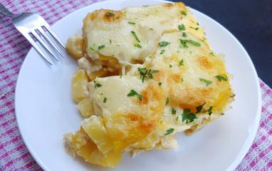 Gratin potatoes with cheese and parsley