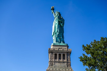 Fototapeta na wymiar Statue de la Liberté latérale sur un arrière-plan de ciel très bleu, à Manhattan, Liberty Island, New York
