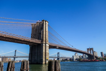 Pont de Brooklyn devant un ciel bleu