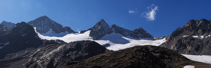 Obraz premium Mountains and peaks landscape. Stubaier Gletscher covered with glaciers and snow, natural environment. Hiking in the Stubai Alps. Ski resort in Tirol, Austria, Europe