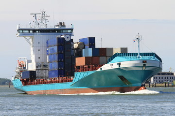 Feederschiff bei Rotterdam