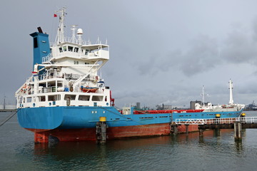 Frachtschiff im Rotterdamer Hafen