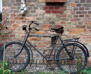 Fototapeta na wymiar Old bicycle in front of brick wall
