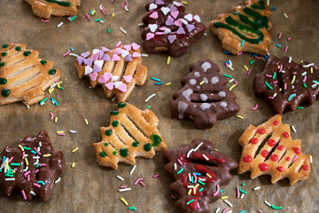 Bunte Weihnachtskekse in Tannenbaum-Form aus blätterteig
