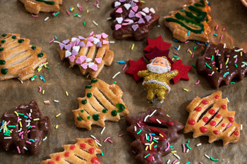 kleiner Nikolaus zwischen dekorativen Weihnachtsplätzchen