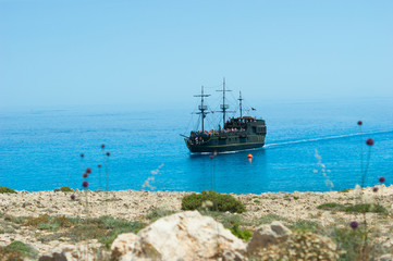 Obraz premium Pirate ship on the sea. Front view
