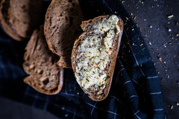 Brot mit Butter und Gew&uuml;rzsalz