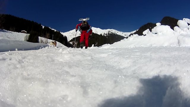 Trekking sulla neve con il drone