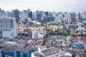 Naklejka premium budynki miejskie z błękitnym niebem