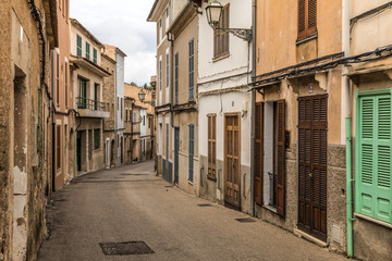 Rue de la vieille ville d'Arta sur l'île de Majorque (Îles Baléares, Espagne)