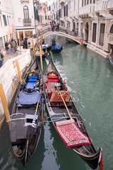 Fototapeta na wymiar Venedig - zwei Gondoliere menschenleer