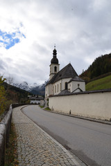 Fototapeta premium Blick auf die Pfarrkirche St. Sebastian in Ramsau , Bayern, Deutschland.