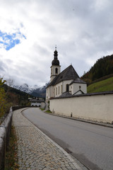 Fototapeta na wymiar Blick auf die Pfarrkirche St. Sebastian in Ramsau , Bayern, Deutschland.