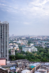 Obraz premium Bangkok Ekamai city buildings with blue sky