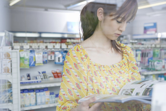 立ち読みする若い女性