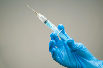 ótimo conceito de saúde, anestesista, mão de mulher segurando seringa.