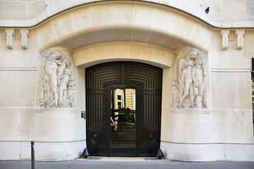 Immeuble à porte métal et verre et décor sculpté à Paris, France