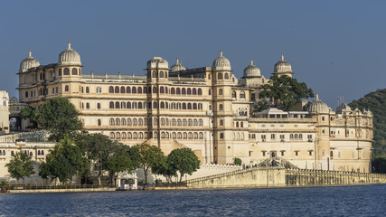 Fototapeta premium City Palace from Lake Pichola, Udaipur, Rajasthan, India
